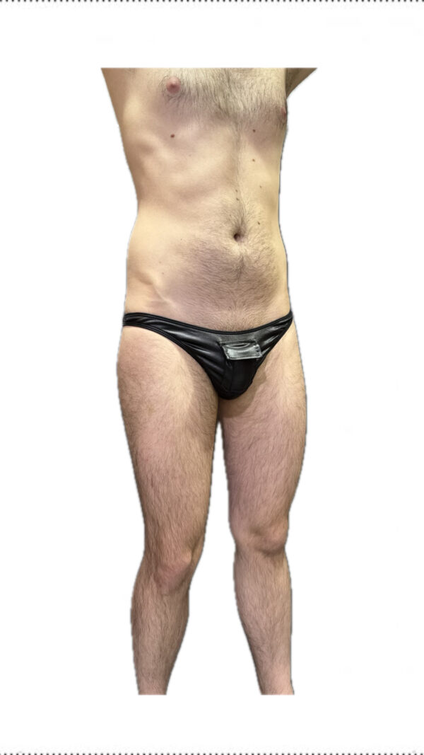 Alusvaatteet: 0048 Miesten Sexy mustat pikkuhousut edessä pieni taskku. Pikkuhousut Art: 48 Prime Man-sarja tuo luksusta arkeen! Pikkuhousut materiaali on Polyamide ja Spanex, joka tuntuu päällä kevyeltä ja silkinpehmeältä. Kangas hengittää hyvin, ja soveltuu siten erilaisiin aktiviteetteihin. Colour: Black Väri: Musta Materiaali: 90% polyamide 10% Elastan Ps: Malli yhden koko M- XL Tilaa paketti kotiin ja sovita kaikessa rauhassa! Kyseessä on aina 14 päivän avokauppa, ja palautusoikeus.