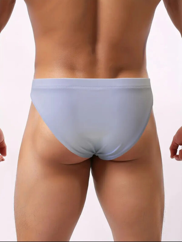 Uimahousut_157 CLASSIC BRIEF UIMAHOUSUT Väri- Valkoinen Miesten perinteiset uimahousut rantaa, uimahallin ja uintiharjoitteluun. Napakka vyötäröpaneeli ja kiristysnyörit parantavat istuvuutta ja turvallisuutta. Miesten uimahousuissa pussi bulge Parantaa Push Up Cuppi. Nämä uimahousut luovat upean muodonollen. Käyttömukavuutta lisää Quick dry ominaisuus, joka huolehtii nopeasta kuivumisesta uinnin jälkeen. Lahkeen pituus 3 cm. Hyvä istuvuus. Napakka vyötäröpaneeli ja kiristysnyörit. Mittaus: Normali Väri: Valkoinen Materiaali: 80% Polyamide 20% Elastane 100% Polyester Tilaa paketti kotiin ja sovita kaikessa rauhassa! Kyseessä on aina 14 päivän avokauppa, ja palautusoikeus.