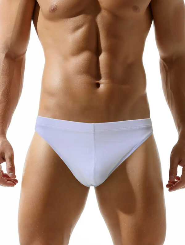 Uimahousut_157 CLASSIC BRIEF UIMAHOUSUT Väri- Valkoinen Miesten perinteiset uimahousut rantaa, uimahallin ja uintiharjoitteluun. Napakka vyötäröpaneeli ja kiristysnyörit parantavat istuvuutta ja turvallisuutta. Miesten uimahousuissa pussi bulge Parantaa Push Up Cuppi. Nämä uimahousut luovat upean muodonollen. Käyttömukavuutta lisää Quick dry ominaisuus, joka huolehtii nopeasta kuivumisesta uinnin jälkeen. Lahkeen pituus 3 cm. Hyvä istuvuus. Napakka vyötäröpaneeli ja kiristysnyörit. Mittaus: Normali Väri: Valkoinen Materiaali: 80% Polyamide 20% Elastane 100% Polyester Tilaa paketti kotiin ja sovita kaikessa rauhassa! Kyseessä on aina 14 päivän avokauppa, ja palautusoikeus.